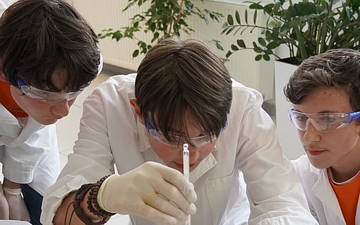 študenti pracujúci na chemickej úlohe počas regiochemickej súťaže