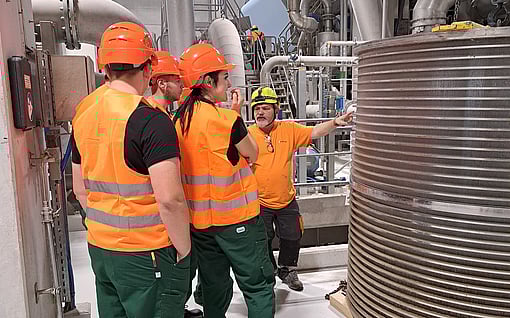 Apprentices on a mill tour - PM19.
